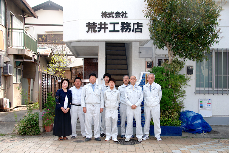 写真:本社前にて集合写真