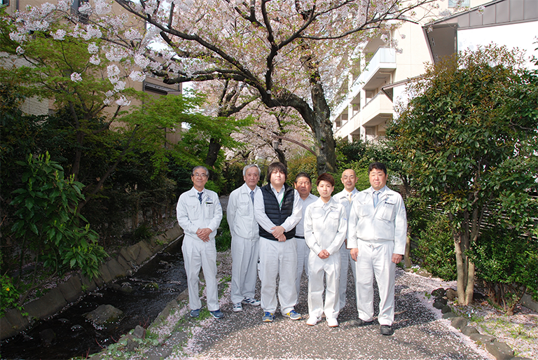 写真:本社前親水緑道 桜並木にて撮影