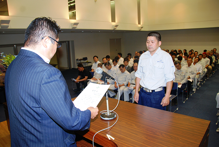 写真:優良職長4名 優良作業員4名 優良技能実習生1名の方を表彰しました。