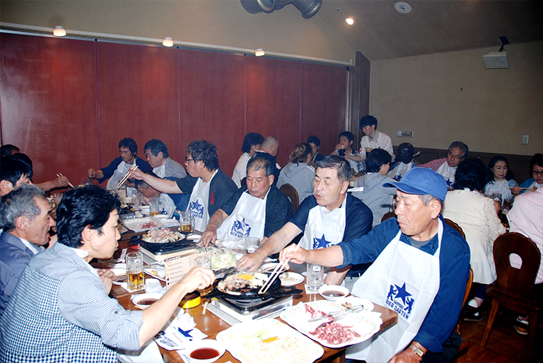 写真:熊さんと格闘しています。