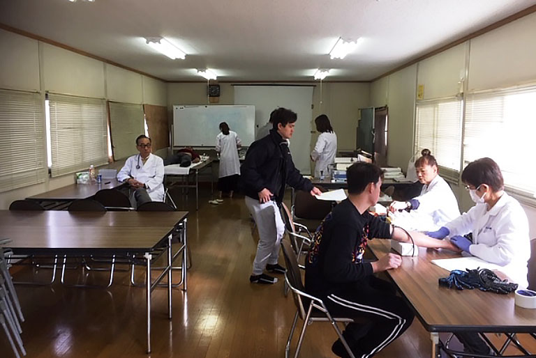 写真:内科検診
