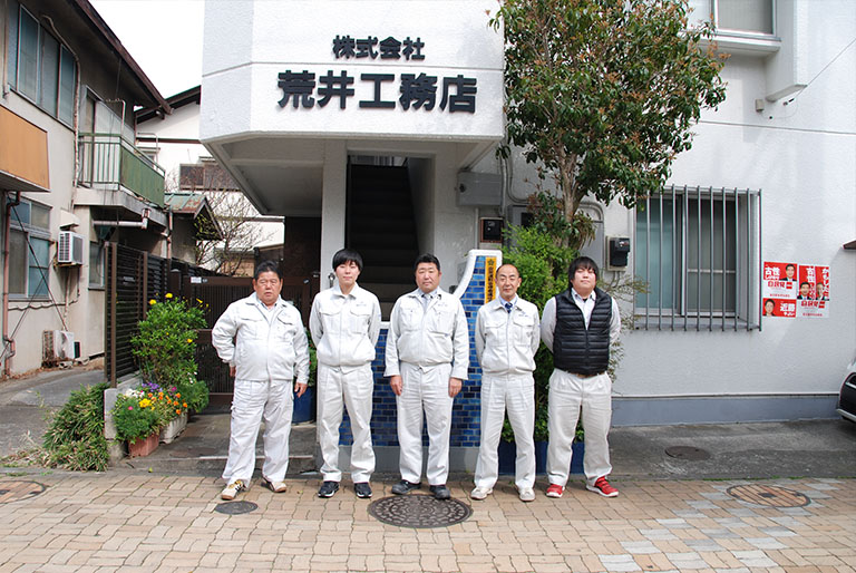 写真:本社前で記念撮影