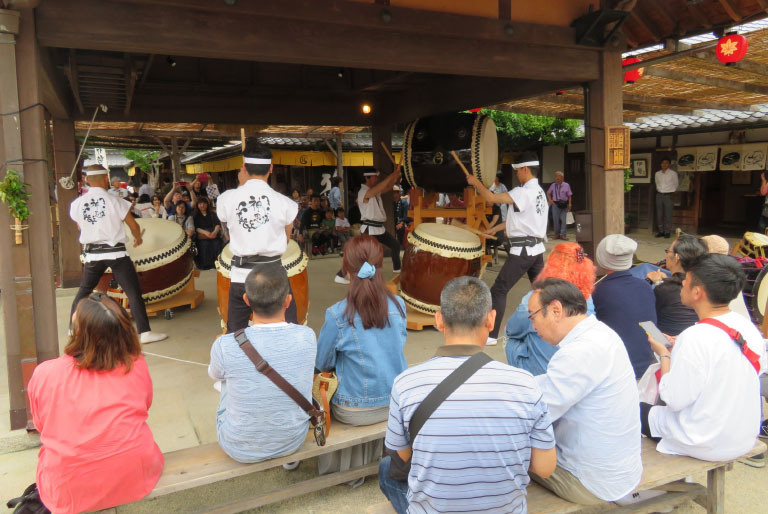 写真:おかげ横丁で太鼓の演舞