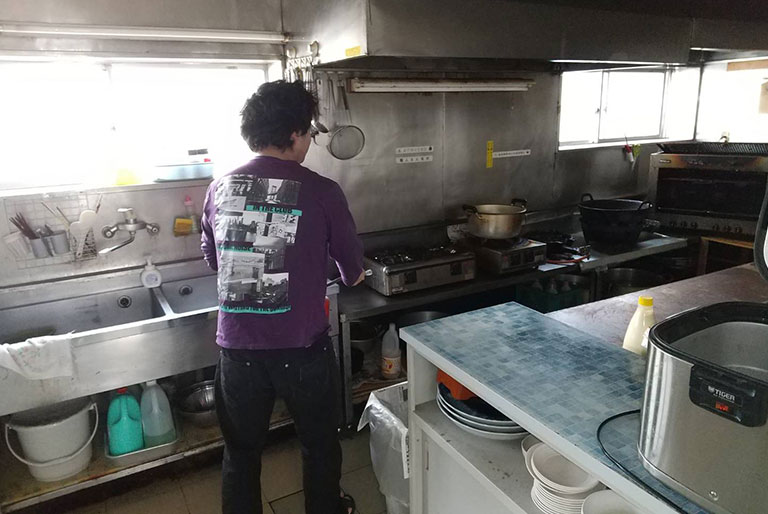 写真:厨房での消火器 訓練