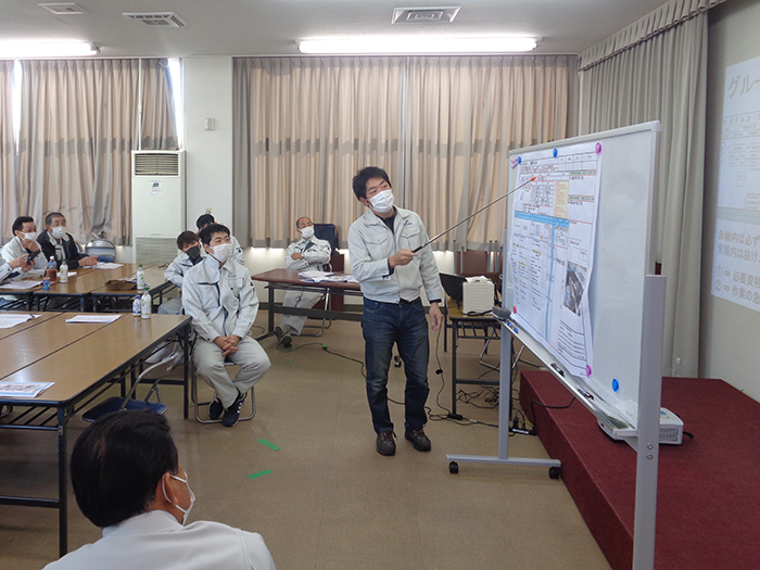 写真:作業手順書発表、意見交換