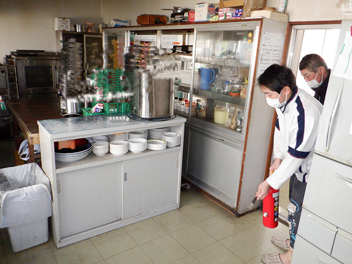 写真:消火器の使用法実習