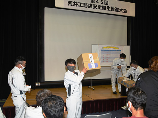 景品をもらったよ(皆に見せています!)