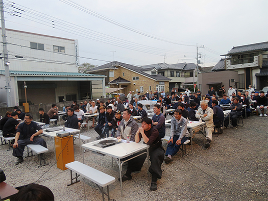 安全衛生対策要綱の説明を真摯に聞いています
