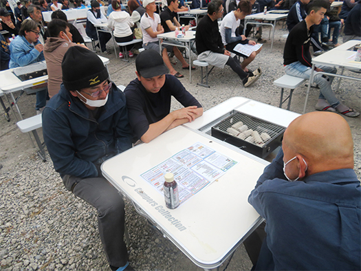 安全衛生対策要綱の配付資料を見ています