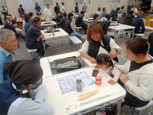 小さなお客様も安全衛生対策要綱を一生懸命に見ています。わかるかな?